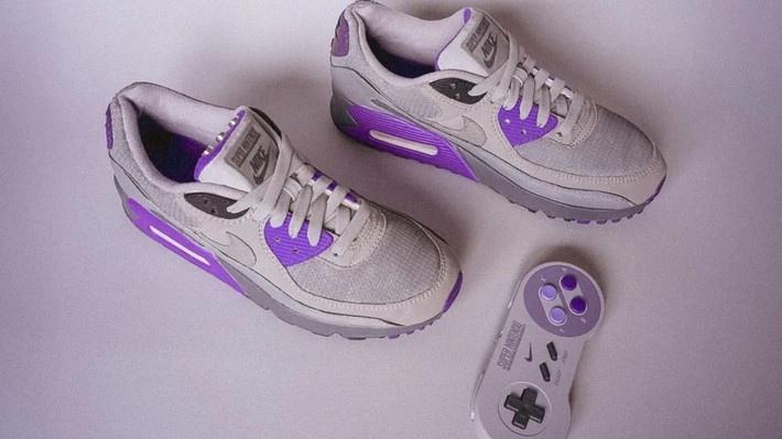 Đôi giày được trang bị Raspberry Pi Zero W chạy RetroPie, pin đủ chơi 30 phút liên tục.