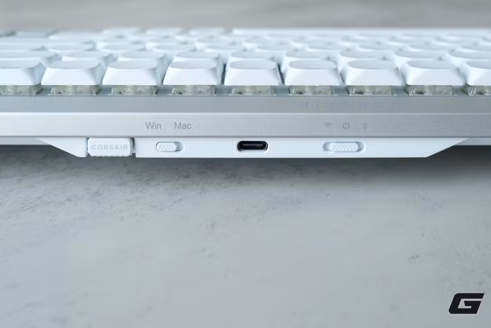 Bên trong, bàn phím được trang bị switch quang học OPX Low-Profile với hành trình phím ngắn, phản hồi nhanh và độ chính xác cao, đặc biệt phù hợp với các tựa game tốc độ như FPS hay MOBA yêu cầu thao tác liên tục.(Ảnh: Genk)