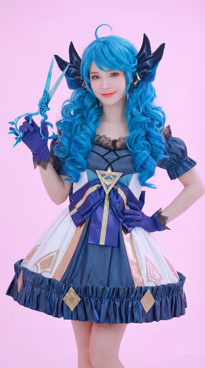 Bất chấp ý kiến trái chiều, Khởi My tiếp tục đăng đều đặn mỗi ngày một bức ảnh cosplay các tướng LMHT như Gwen, Jinx, Kai’Sa, Yasuo hay Ashe.