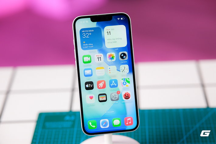 Dung lượng pin 4.005mAh, phát video 26 giờ, bộ nhớ khởi điểm tăng lên 256GB.(Ảnh: Genk)