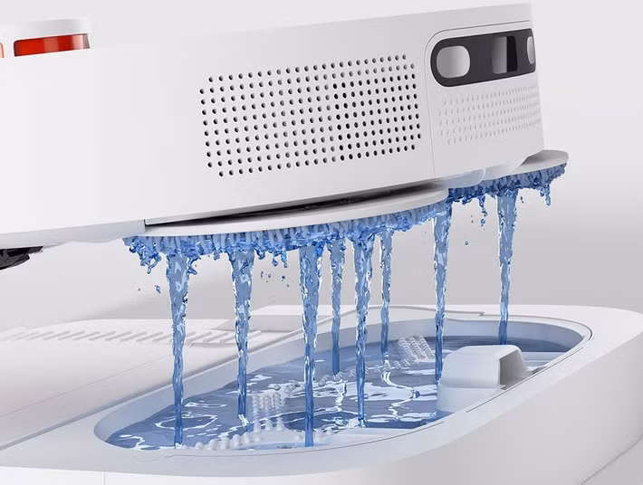 Để khắc phục, người dùng cần giặt giẻ lau sau mỗi lần sử dụng, phơi khô và vệ sinh bình nước thường xuyên.