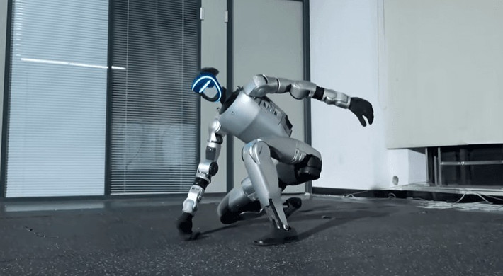 Sau khi hoàn thiện, kỹ năng được chuyển sang robot thực, tạo ra màn trình diễn ấn tượng.