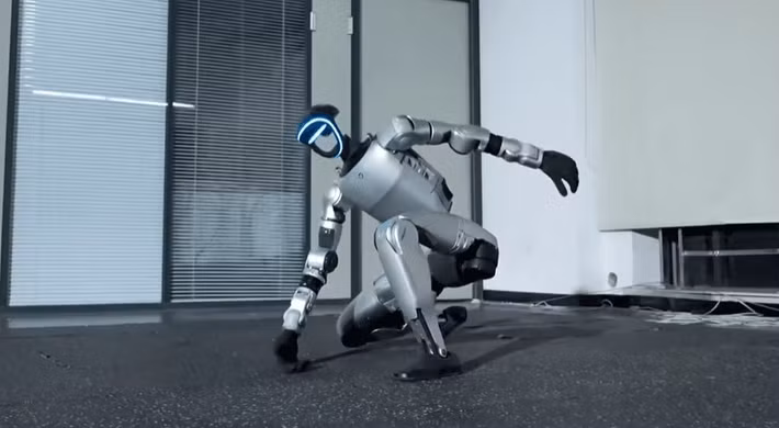 Sau khi hoàn thiện, kỹ năng được chuyển sang robot thực, tạo ra màn trình diễn ấn tượng.