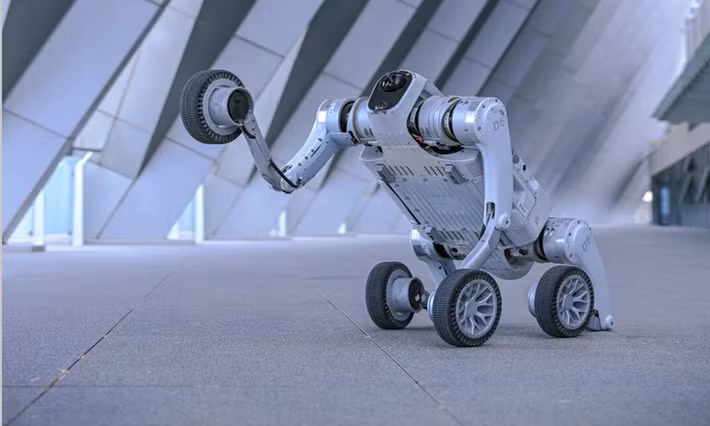 Dự án là kết quả hợp tác giữa Shenzhen Cultural Tourism Industry Development và Pudu Robotics, một trong những công ty robot dịch vụ nổi tiếng của Trung Quốc, với mục tiêu xây dựng mô hình khách sạn tự động hóa toàn diện, nơi du khách có thể trải nghiệm các dịch vụ gần như không cần tiếp xúc với nhân viên con người.