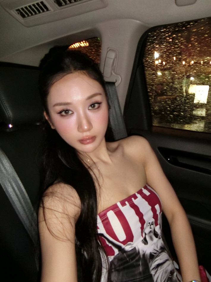 Cô sở hữu vóc dáng nhỏ nhắn, mảnh mai, giúp dễ dàng chinh phục nhiều kiểu trang phục khác nhau.