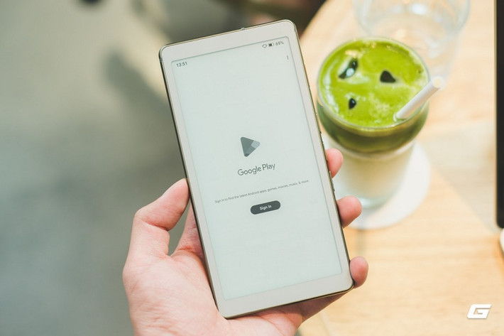 Màn hình E Ink 6,13 inch tối ưu cho việc cầm một tay, mặt lưng nhựa nhám và khung nhôm xanh lục cá tính.(Ảnh: Genk)