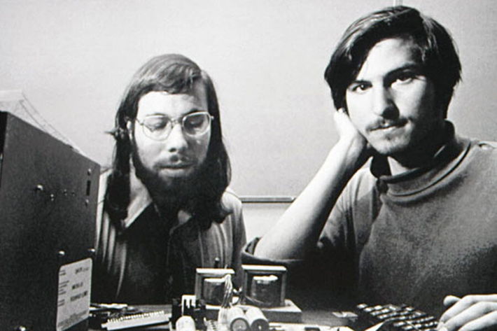 Apple được thành lập năm 1976 bởi Steve Jobs và Steve Wozniak trong gara nhỏ.