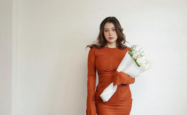 Mái tóc búi cao, đôi tai thỏ xinh xắn cùng phong cách trang điểm ngọt ngào khiến Sunna vừa đáng yêu vừa quyến rũ “chết người”.