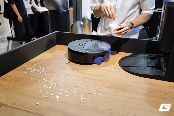 Điểm nổi bật của Spot+Scrub AI nằm ở hệ thống camera tích hợp AI kết hợp ánh sáng xanh, giúp nhận diện bụi mịn và các vết bẩn khó thấy mà mắt thường dễ bỏ qua.(Ảnh: Genk)