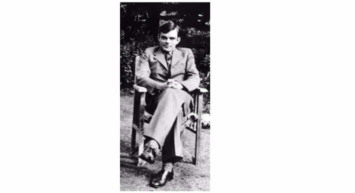 Tuy sở hữu những đóng góp mang tính lịch sử, cuộc đời Alan Turing lại kết thúc trong bi kịch khi ông bị truy tố vào năm 1952 vì xu hướng tính dục đồng giới – hành vi bị coi là phạm pháp tại Anh thời điểm đó, buộc phải chịu biện pháp điều trị bằng hormone thay cho án tù, dẫn đến những tổn thương nghiêm trọng về thể chất lẫn tinh thần trước khi qua đời vào năm 1954 ở tuổi 41.