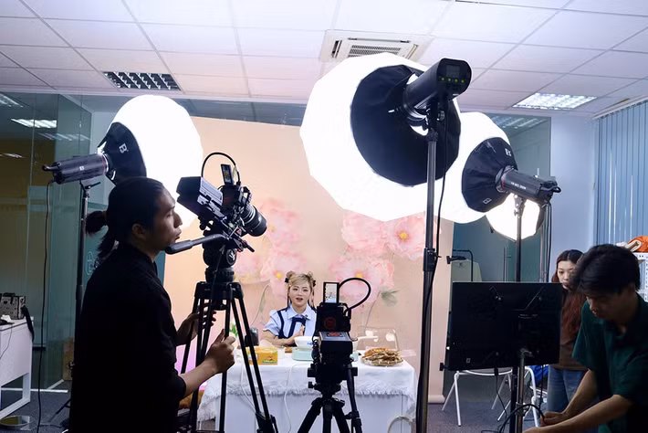 Đối với nhiều nhà sáng tạo nội dung, công việc không chỉ dừng lại ở việc lên sóng mà còn bao gồm theo dõi xu hướng, viết kịch bản, quay dựng và tối ưu nội dung liên tục, khiến thời gian làm việc có thể chiếm tới 90% cuộc sống cá nhân.