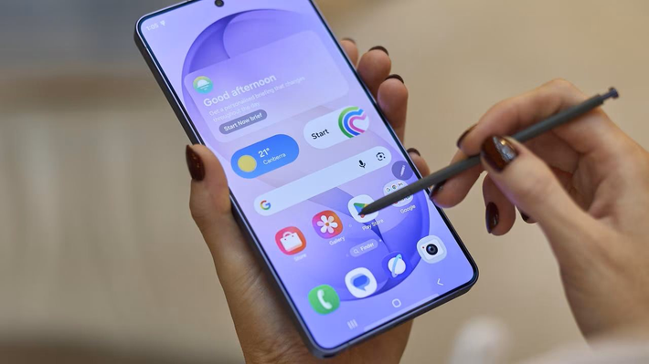 Tuy nhiên, Samsung xác nhận thiết bị chỉ sở hữu tấm nền 8-bit kết hợp FRC.