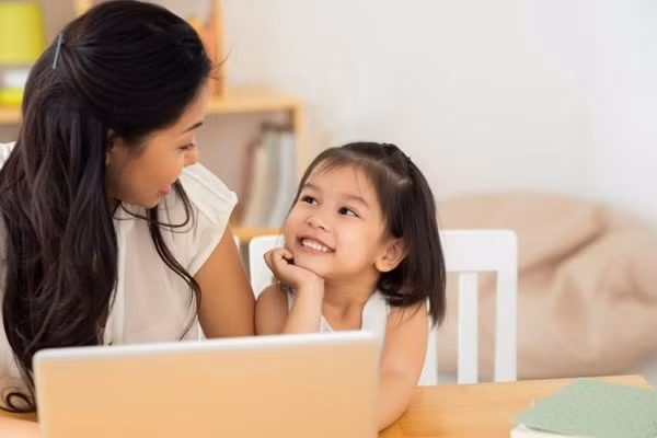 Các chuyên gia khuyến cáo cha mẹ cần thiết lập thời gian sử dụng thiết bị và hướng dẫn con chọn nội dung phù hợp.