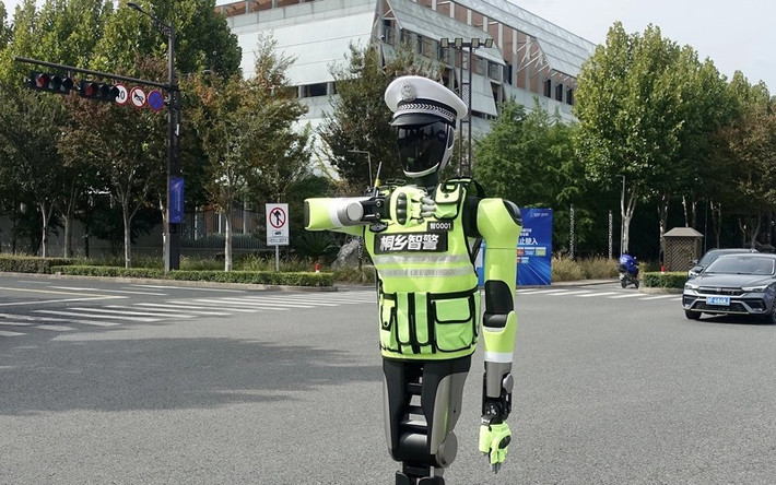 Người dân Thượng Hải bất ngờ khi thấy robot cảnh sát Xiao Hu “Tiểu Hổ” xuống phố làm nhiệm vụ.