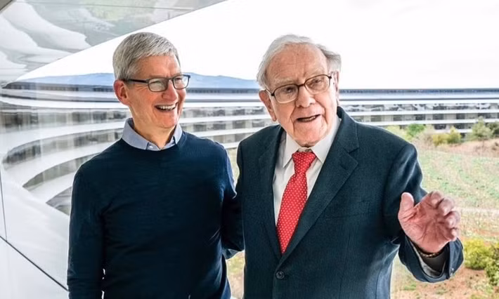 Trong khoảnh khắc hiếm hoi, Buffett yêu cầu Tim Cook đứng dậy nhận tràng pháo tay từ hàng nghìn cổ đông, như một lời khẳng định về thành công vang dội của khoản đầu tư vào Apple.