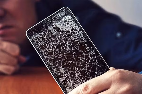 Tuy nhiên, thực tế cho thấy không có loại kính nào hoàn toàn “miễn nhiễm” với rủi ro, đặc biệt trong các tình huống rơi vỡ hoặc va chạm mạnh ngoài ý muốn.