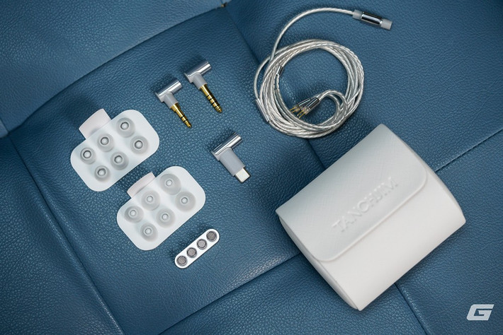 Sản phẩm sở hữu bộ phụ kiện cực kỳ phong phú, gồm 6 cặp đệm, 3 đầu filter, hộp đựng, dây 2-pin và 3 cổng thay thế gồm 3.5mm, 4.4mm và USB-C.