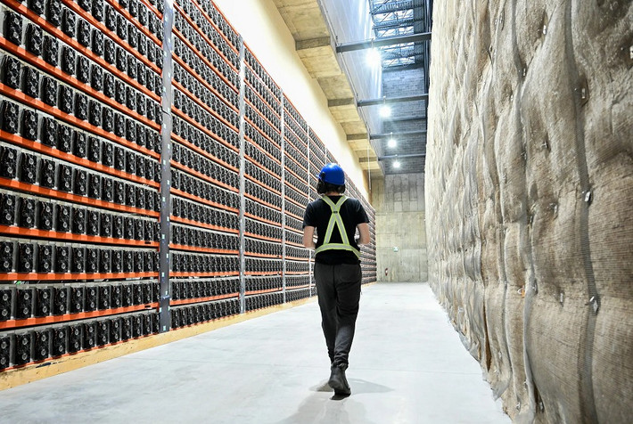 CEO Ben Gagnon khẳng định sẽ triển khai hàng nghìn máy chủ Nvidia GB300 NVL72 trong thời gian tới.