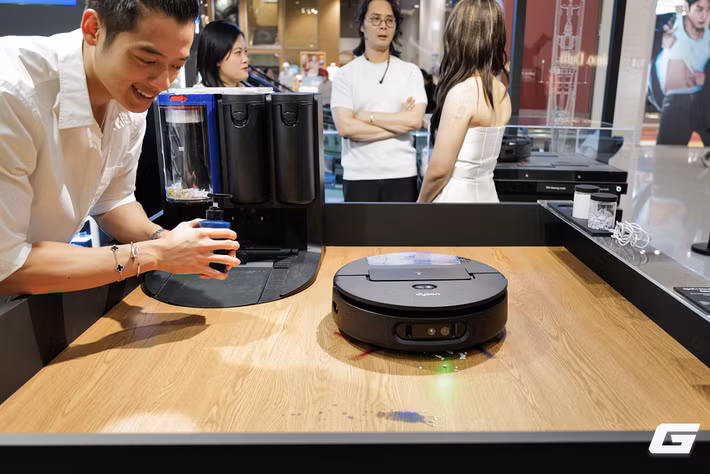 Thay vì chỉ di chuyển một lần qua bề mặt, robot vận hành theo chu trình ba bước gồm phát hiện, làm sạch và đánh giá lại, tự động lặp lại nếu kết quả chưa đạt yêu cầu.(Ảnh: Genk)