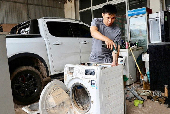 Tiếp đó, tháo vỏ ngoài, dốc thiết bị cho nước chảy ra và dùng khăn mềm lau sạch lớp bùn, bụi bẩn bám bên trong.