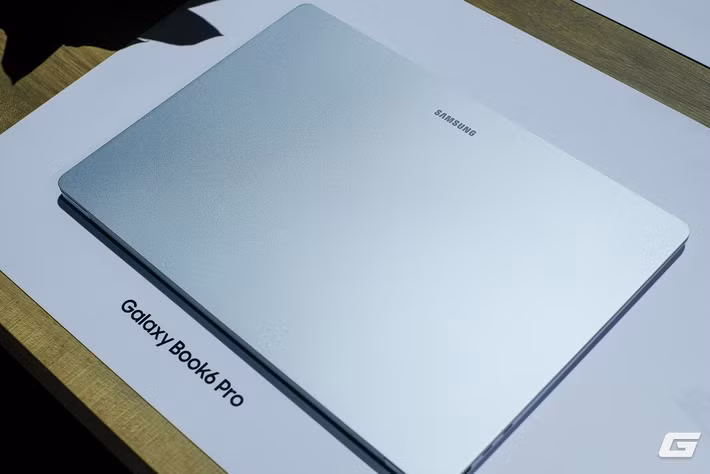 Galaxy Book6 Pro tập trung cân bằng hiệu năng và tính di động với bản 14 inch nặng 1,24 kg. (Genk)