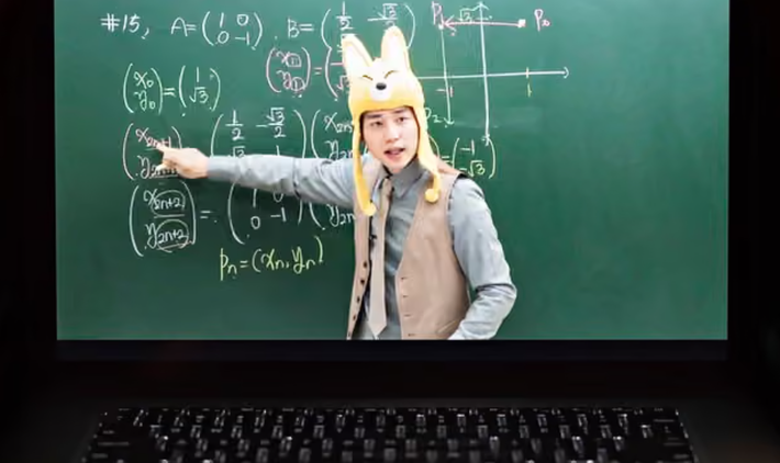 Những video như “Bí quyết chuẩn bị cho trẻ vào tiểu học” hay “Mẹo đi họp phụ huynh” xuất hiện dày đặc trên mạng xã hội. Đây là sản phẩm của nhóm “giáo viên YouTuber”. (Ảnh: Washington Post)