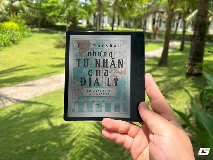 Quá trình co giãn đồng tử kéo dài gây căng thẳng cho cơ mắt, dẫn đến đau và khô mắt. (Ảnh: Genk)