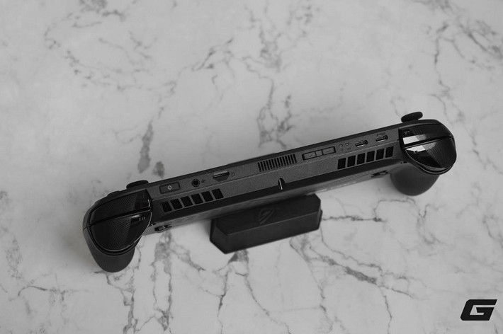 Với giá 24,99 triệu đồng, Xbox Ally X đang định hình chuẩn mực mới cho dòng PC chơi game cầm tay, mạnh mẽ, mượt mà và gần gũi hơn bao giờ hết với console.(Ảnh: Genk)