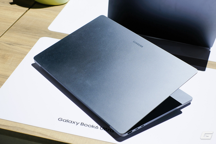 Galaxy Book6 Ultra mạnh mẽ hơn với GPU rời RTX 5060 hoặc RTX 5070. (Genk)