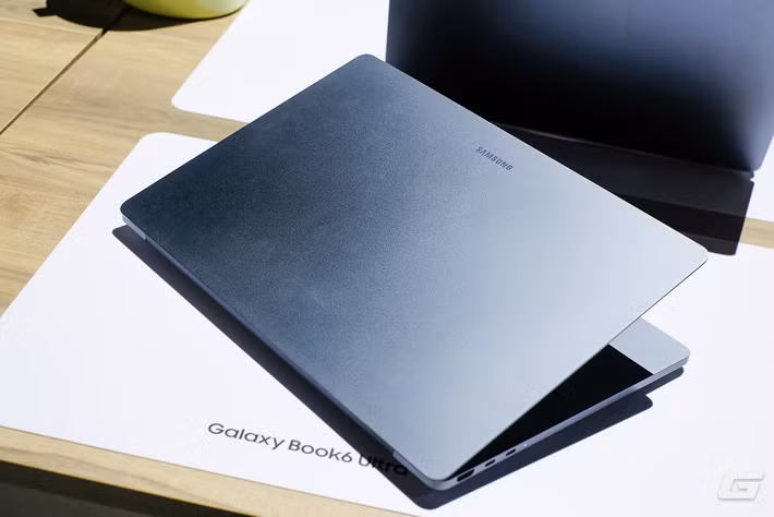 Galaxy Book6 Ultra mạnh mẽ hơn với GPU rời RTX 5060 hoặc RTX 5070. (Genk)