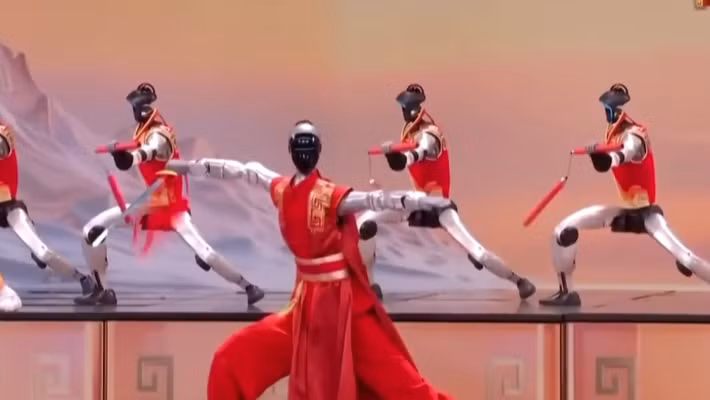 Robot hình người Trung Quốc gây sốt khi biểu diễn kungfu tại Gala Tết Nguyên đán.
