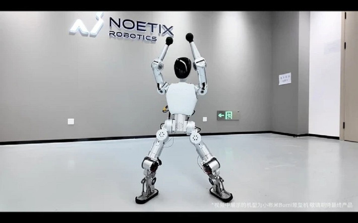 Robot nặng chỉ 12 kg, sử dụng cấu trúc composite gia cố kim loại giúp di chuyển linh hoạt và tiết kiệm năng lượng.