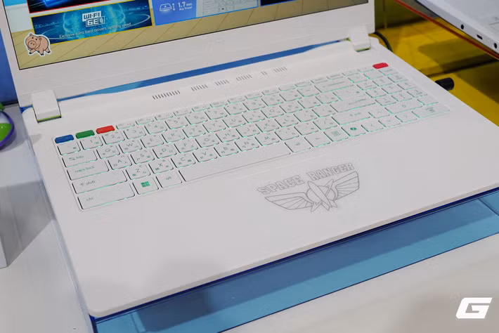 Về cấu hình, Cyborg 15 C13W Toy Story Edition vẫn đảm bảo hiệu năng gaming hiện đại nhờ Intel Core i5, GPU GeForce RTX 5050 Laptop 8GB GDDR7, màn hình FHD 144Hz, hỗ trợ Wi-Fi 6E và sạc PD 3.0, hướng tới nhóm game thủ trẻ yêu thích những phiên bản giới hạn có giá trị sưu tầm cao thay vì chỉ tập trung vào thông số phần cứng. (Ảnh: Genk)
