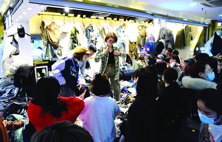 Các streamer thường quảng cáo “hàng tồn thương hiệu lớn” hay “hàng độc xuất khẩu” để tạo cảm giác khan hiếm.