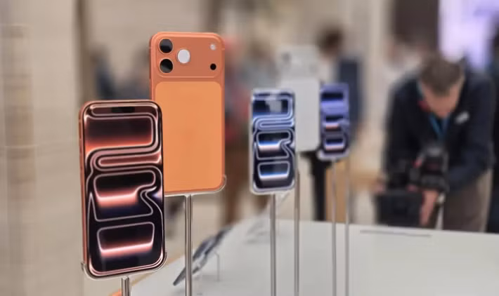 Apple đứng thứ hai với mức tăng 3,3%, trong đó thị trường Trung Quốc đóng vai trò quan trọng khi dòng iPhone 17 ghi nhận mức tăng trưởng vượt 30%.