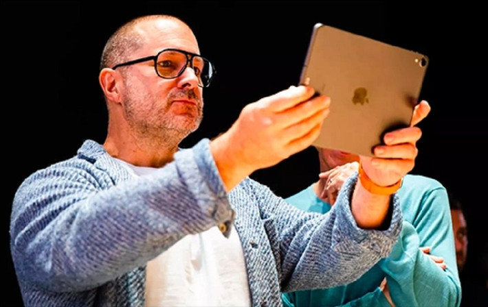 Song song đó, Jony Ive, huyền thoại thiết kế của Apple đang hợp tác cùng Sam Altman phát triển thiết bị AI mới cho OpenAI.