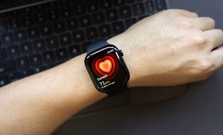 Các cảm biến này sẽ phân tích lượng ánh sáng đỏ và hồng ngoại được hấp thụ để xác định độ bão hòa oxy trong máu, vì vậy nếu smartwatch của người dùng không hỗ trợ đo SpO2 thì rất có thể thiết bị chỉ được trang bị cảm biến đèn xanh cho chức năng đo nhịp tim cơ bản.