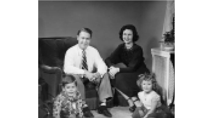 Ông ta giám sát vị trí, giới hạn thời gian dùng thiết bị và thay đổi các cài đặt chỉ theo ý mình, bất chấp lệnh tòa giao quyền nuôi con cho Kate.