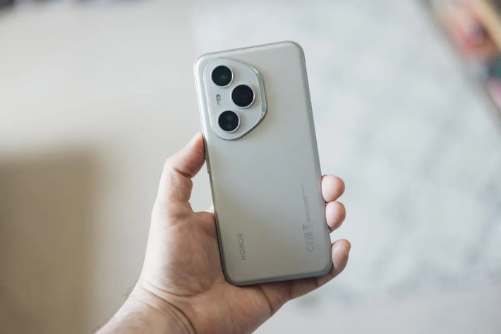 Năm 2025 chứng kiến một cú đảo chiều hiếm hoi khi HONOR trở thành hãng smartphone tăng trưởng nhanh nhất thế giới, vượt cả Apple và Samsung.