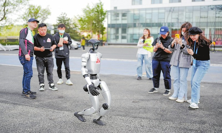 Với tham vọng đó, Trung Quốc không chỉ muốn dẫn đầu AI và robot, mà còn định hình tương lai cộng sinh giữa con người và máy móc.s