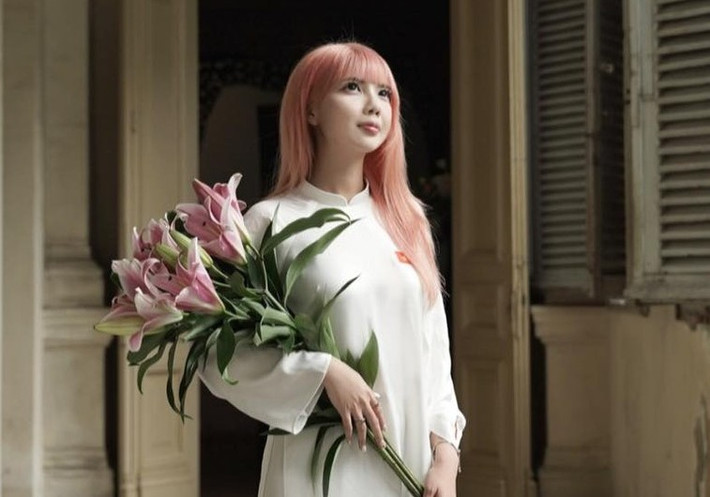 Mái tóc bob ngắn kết hợp kẹp bướm giúp Hà Phương Boo vừa trẻ trung vừa quyến rũ.