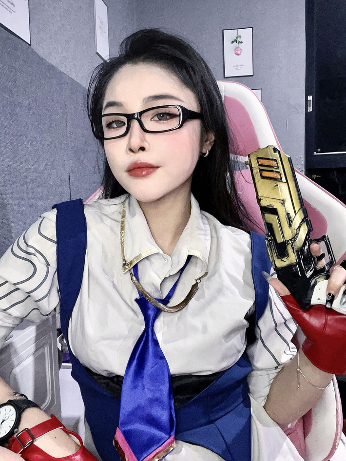 Màn cosplay genderbend thành đặc vụ Chamber khiến fan phải trầm trồ, ngỡ ngàng.
