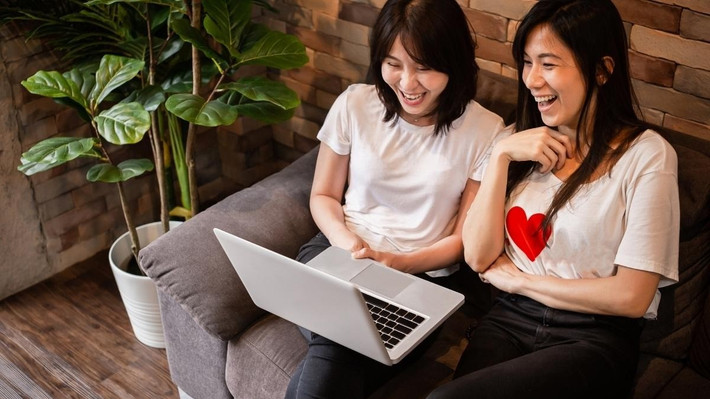 Với các phần mềm nặng như Photoshop hay Premiere, laptop RAM 8 GB càng bất lợi.