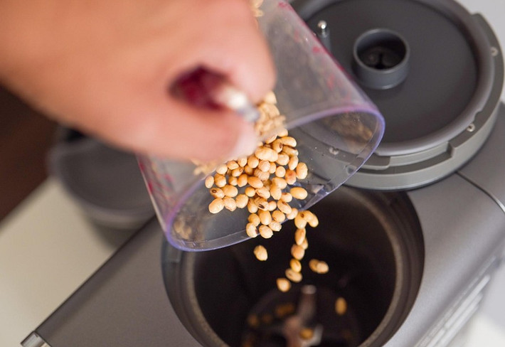 Tính năng tự động rửa và sấy khô sau mỗi lần nấu giải quyết triệt để nỗi ám ảnh vệ sinh máy làm sữa hạt. (Ảnh: Genk)