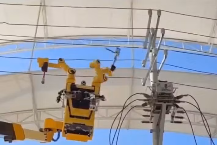 Một robot do Trung Quốc phát triển vừa hoàn thành nhiệm vụ sửa chữa trên đường dây 10 kV.