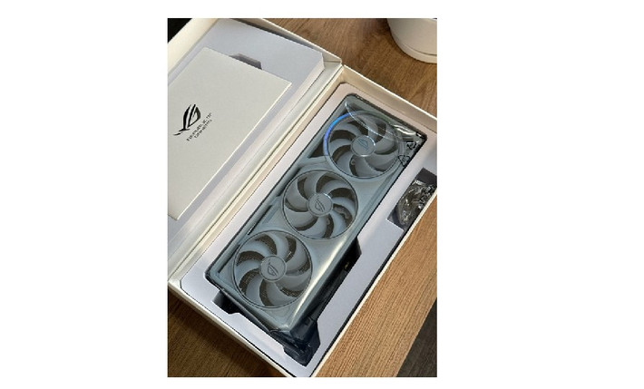 Cộng đồng công nghệ đang xôn xao trước câu chuyện một game thủ nhận miễn phí card đồ họa ASUS ROG Astral RTX 5080.