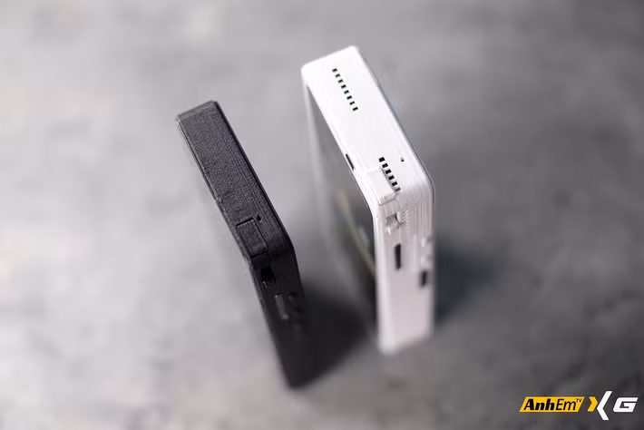 Điểm đặc biệt của Galaxy Z Fold mini nằm ở việc kết hợp linh kiện từ nhiều thế hệ khác nhau, gồm màn hình 4,6 inch của Galaxy Z Fold đời đầu, viên pin dung lượng khoảng 5.000mAh dựa trên giải pháp của Galaxy Z Fold2 và hệ thống loa từ Galaxy Z Fold3, giúp tối ưu không gian bên trong mà vẫn đảm bảo đầy đủ các chức năng của một chiếc smartphone hoàn chỉnh.(Ảnh: AnhemTV)