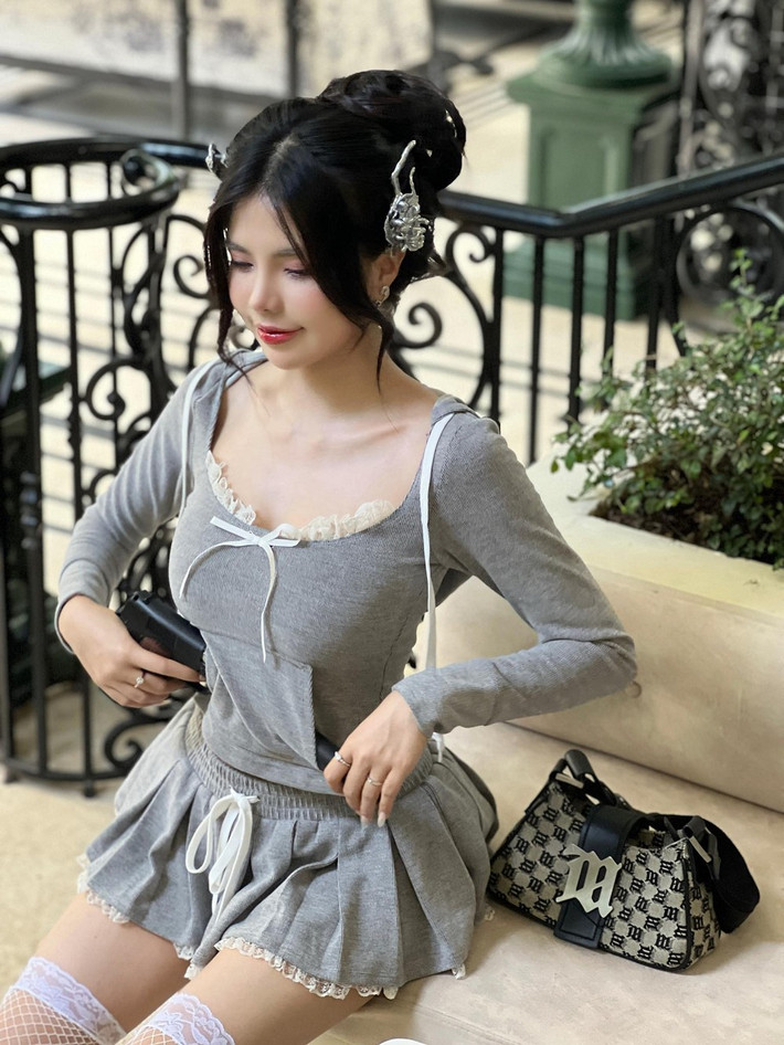 Mái tóc dài thả nhẹ, đôi mắt sắc nét cùng phụ kiện thời thượng giúp hình ảnh thêm sang trọng.