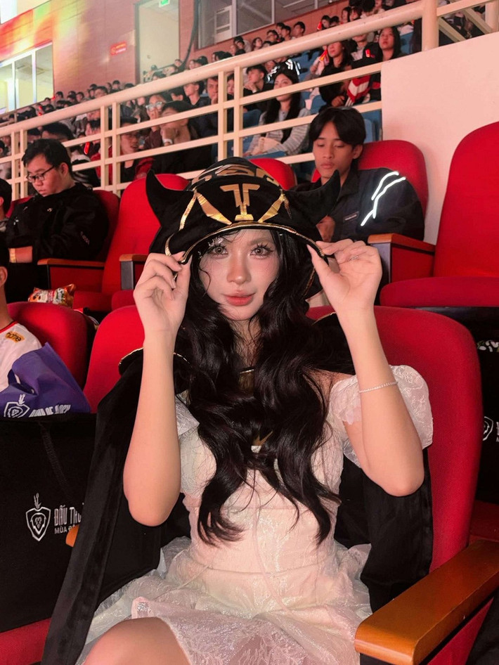 Sự góp mặt của các bóng hồng đã biến trận chung kết ĐTDV thành một ngày hội bùng nổ cảm xúc.