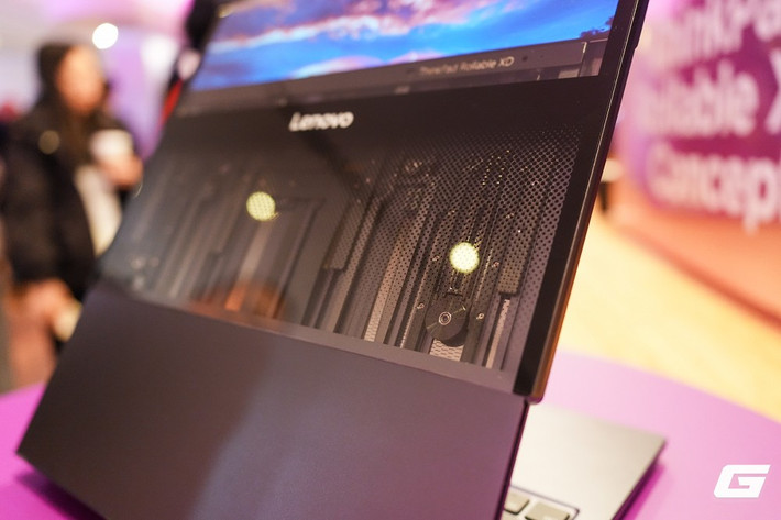 Người dùng chỉ cần vuốt dọc bản lề cảm ứng để kích hoạt mô-tơ, giúp màn hình mở rộng từ 13,3 inch lên 15,9 inch.(Ảnh: Genk)